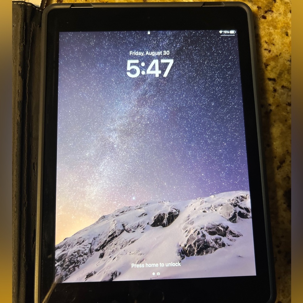 Preowned i pad 5th generation 128GM 🚨